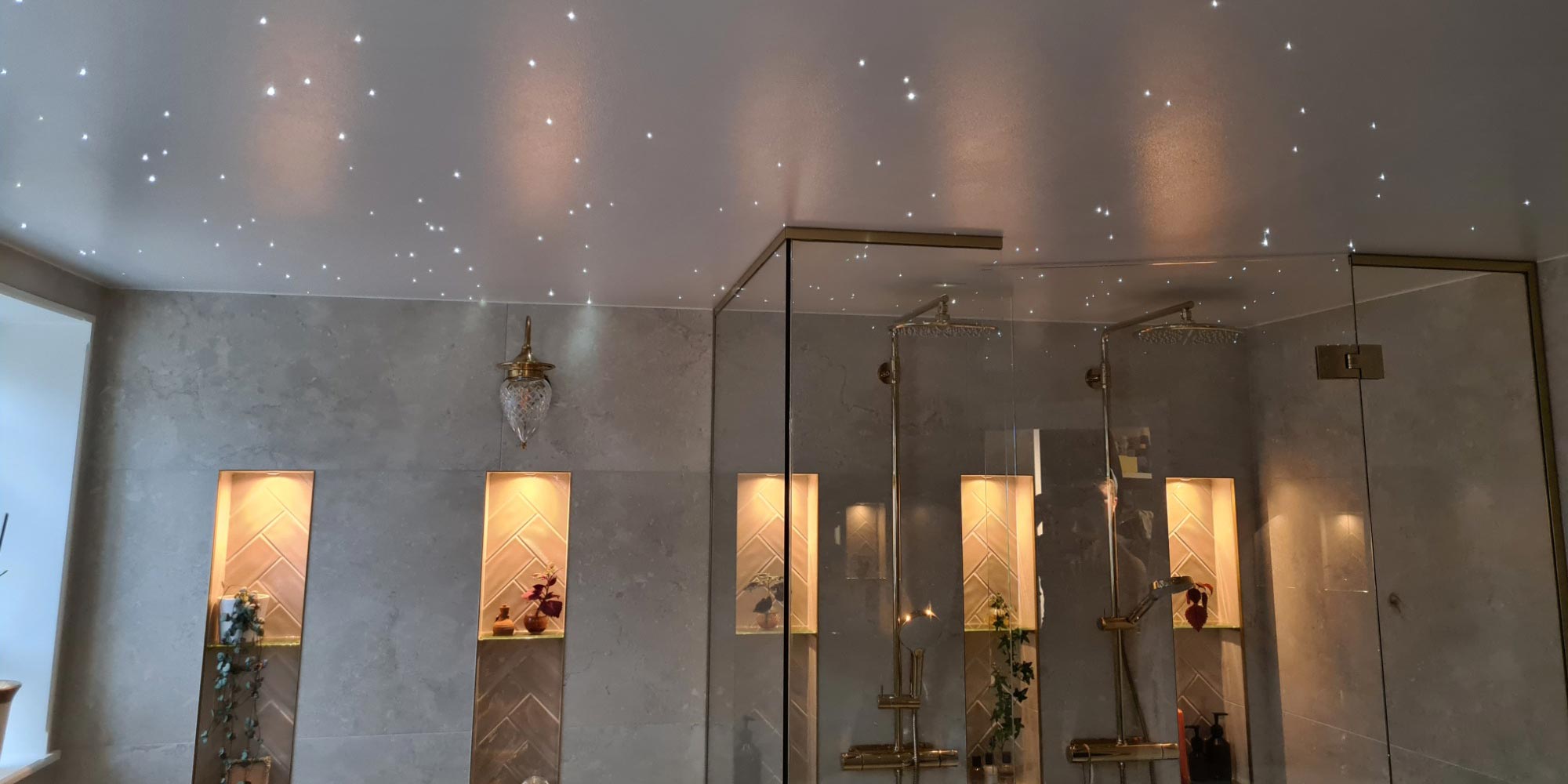 Badrum med spottar i taket