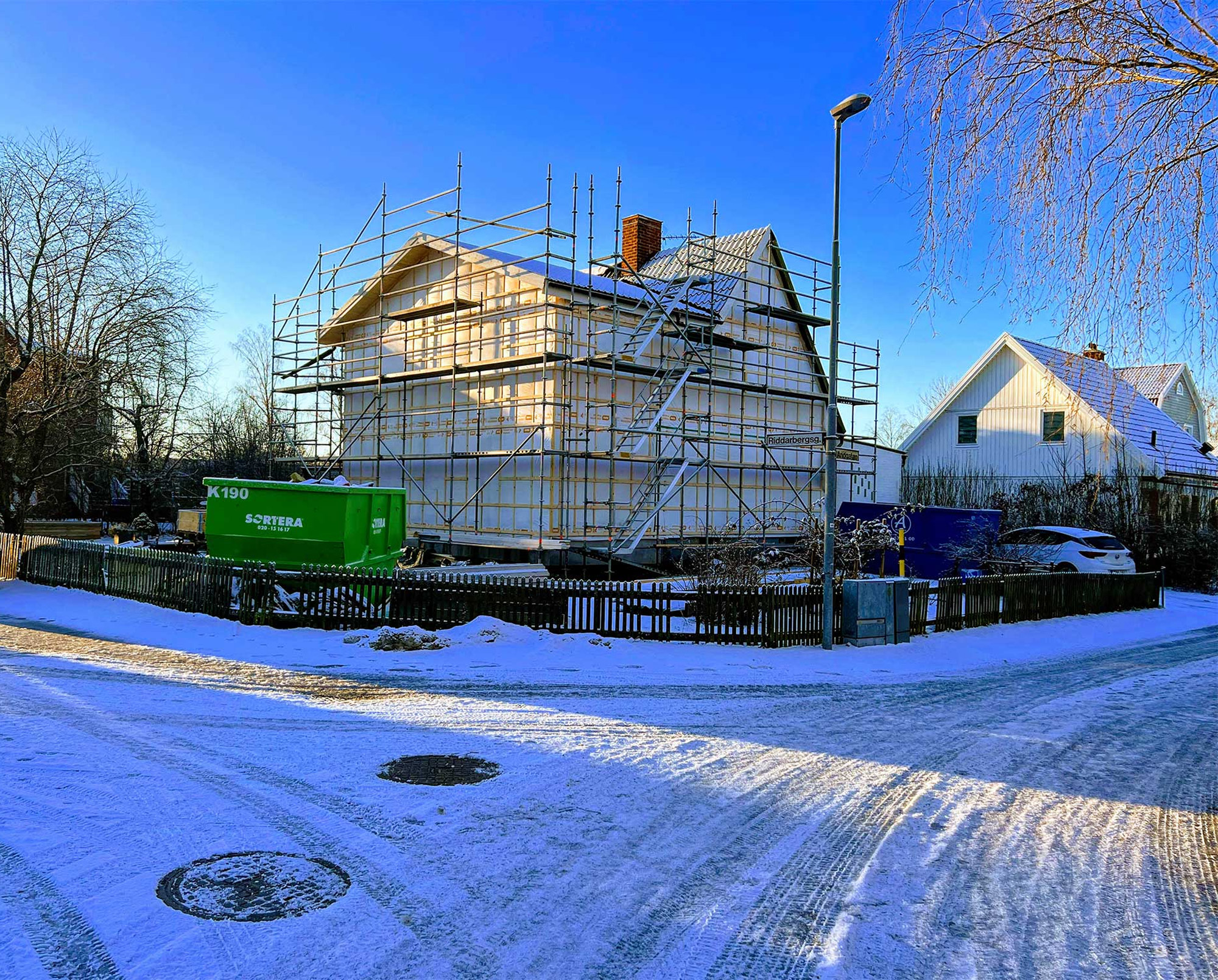 Hus med byggställningar som renoverar fasaden