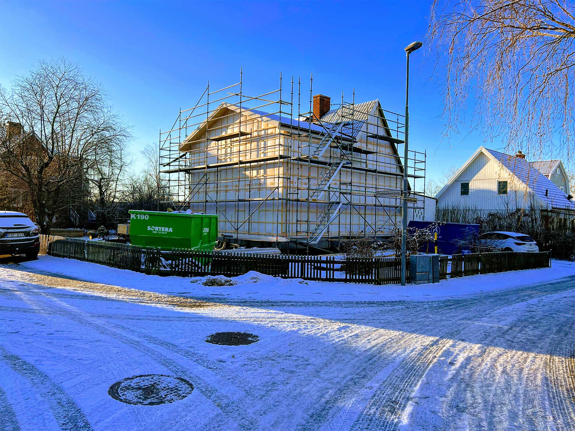 Hus med byggställningar som renoverar fasaden