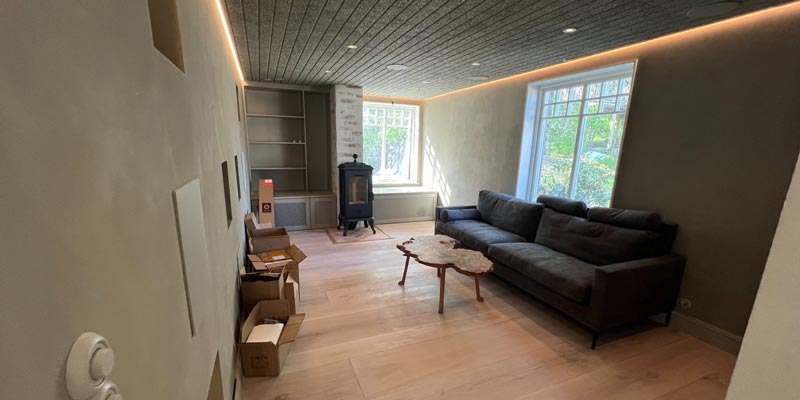 Nyrenoverat vardagsrum med lite inredning